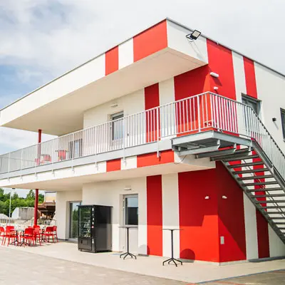 Außenansicht des Schulungsgebäudes mit Schulungsraum, Automaten, 957er Lounge und Terrasse